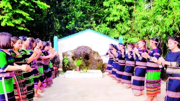 Một tiết mục múa được biểu diễn trong khuôn viên Miếu Thần Đá dịp phục dựng Lễ cúng Thần Đá vào cuối năm 2024.