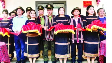 Khánh thành và tặng quà cho gia đình anh A Tênh (thành phố Kon Tum) trong chương trình xóa nhà tạm, nhà dột nát tặng đồng bào các tỉnh Tây Nguyên của Bộ Công an.