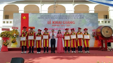 Đồng chí Nguyễn Văn Nên trao giấy khen cho các em học sinh Trường Trung học phổ thông chuyên Lê Hồng Phong đạt thành tích cao trong năm học 2023-2024.
