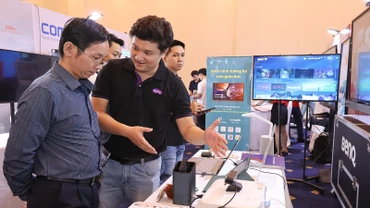 Các đại biểu tham quan các gian hàng trưng bày các giải pháp về công nghệ tại Tech4life 2023 tại Thành phố Hồ Chí Minh.