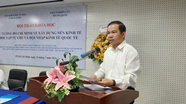 Phó Giáo sư, Tiến sĩ Vũ Tuấn Hưng, Phó Viện trưởng phụ trách Viện Khoa học xã hội vùng Nam Bộ phát biểu tại hội thảo.