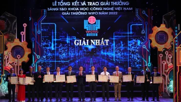 Đồng chí Nguyễn Trọng Nghĩa, Bí thư Trung ương Đảng, Trưởng Ban Tuyên giáo Trung ương trao giải Nhất cho các nhóm tác giả.