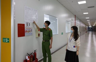 Lực lượng công an kiểm tra công tác phòng cháy chữa cháy tại cơ sở.
