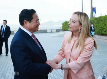 Thủ tướng Phạm Minh Chính gặp Thủ tướng Italia Giorgia Meloni. (Ảnh: TTXVN)
