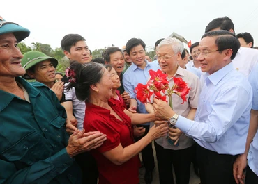 Tổng Bí thư Nguyễn Phú Trọng với nhân dân thôn Tân Văn, xã Tượng Sơn, huyện Thạnh Hà, tỉnh Hà Tĩnh. (Ảnh: TTXVN)