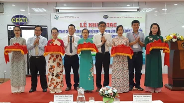 Nghi thức cắt băng khai mạc Techmart năm 2023.