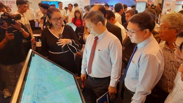 Đồng chí Dương Anh Đức (giữa), Phó Chủ tịch Ủy ban nhân dân Thành phố Hồ Chí Minh tham quan triển lãm Tech4life 2023.
