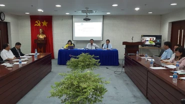 Các đại biểu chủ trì buổi tọa đàm.