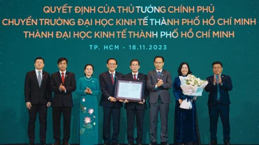 Trao Quyết định số 1146/QĐ-TTg của Thủ tướng Chính Phủ về việc chuyển Trường Đại học Kinh tế Thành phố Hồ Chí Minh thành Đại học Kinh tế Thành phố Hồ Chí Minh.