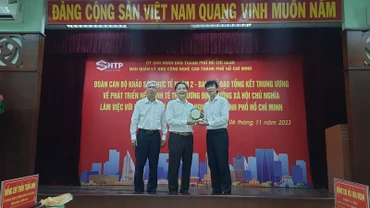 Đồng chí Trần Tuấn Anh (giữa) chụp ảnh lưu niệm cùng lãnh đạo Thành phố Hồ Chí Minh và Ban Quản lý Khu Công nghệ cao Thành phố.