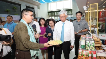 Các đại biểu tham quan triển lãm.