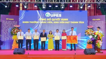 Các cá nhân, tập thể Trường đại học Sư phạm Thể dục thể thao Thành phố Hồ Chí Minh nhận Bằng khen và cờ thi đua của Bộ Giáo dục và Đào tạo.