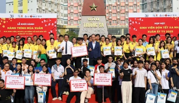 Các sinh viên được Đại học Quốc gia Thành phố Hồ Chí Minh tặng vé xe, quà Tết Ất Tỵ 2025.