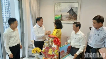 Đồng chí Nguyễn Trọng Nghĩa (thứ 2 bên trái ảnh) chúc mừng Nghệ sĩ Nhân dân Trà Giang.