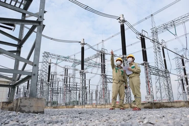 Công nhân Trạm biến áp 500 kV Đông Anh kiểm tra vận hành. Ảnh: TTXVN