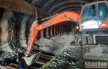Thi công hầm đường bộ thuộc dự án đường cao tốc bắc-nam giai đoạn II.