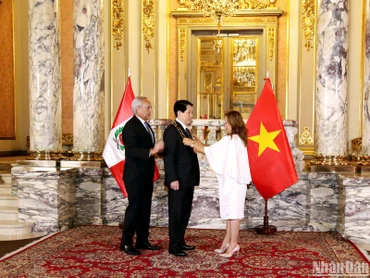 Tổng thống Peru trao Huân chương “Mặt trời Peru” cấp Đại Thập tự tặng Chủ tịch nước Lương Cường