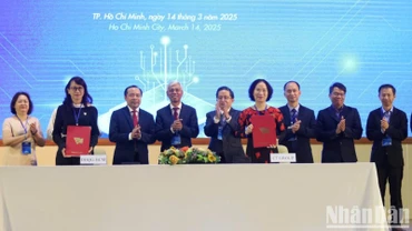 Các đơn ký kết hợp tác tại hội thảo.