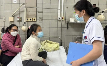 Học sinh Trường Tiểu học Kim Giang được chăm sóc tại Bệnh viện Bạch Mai. (Ảnh: hanoimoi.com.vn)