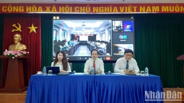 Phó Giáo sư, Tiến sĩ Vũ Tuấn Hưng, Phó viện trưởng Phụ trách Viện Khoa học Xã hội vùng Nam Bộ (giữa) chủ trì tọa đàm.