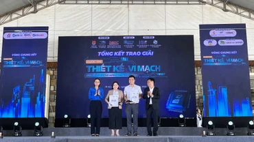 Ban tổ chức trao thư cám ơn cho các đơn vị hỗ trợ Cuộc thi Thiết kế vi mạch cho đô thị thông minh lần 2 năm 2024.