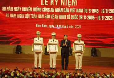 Đồng chí Trần Quốc Cường, Ủy viên Trung ương Đảng, Bí thư Tỉnh ủy Điện Biên trao Huân chương Lao động hạng Ba của Chủ tịch nước Cộng hòa dân chủ nhân dân Lào cho các cá nhân là lãnh đạo, nguyên lãnh đạo Công an tỉnh Điện Biên. 