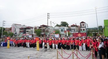 Các đồng chí lãnh đạo Ủy ban nhân dân tỉnh, Công an tỉnh Điện Biên cùng nhân dân Điện Biên chứng kiến Lễ Thượng cờ tại Quảng trường Ba Đình lịch sử, vào 6 giờ sáng ngày 16/8.