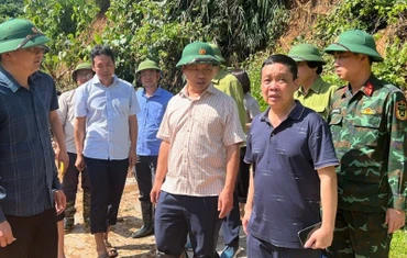 Các đồng chí lãnh đạo tỉnh Điện Biên cùng lãnh đạo xã Na Son trực tiếp chỉ đạo khắc phục hậu quả lũ quét tại địa bàn.