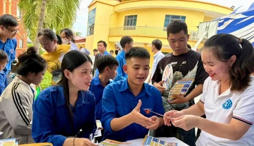 Sinh viên các trường cao đẳng trên địa bàn tỉnh Điện Biên hào hứng tìm hiểu thông tin tuyển dụng do Công ty TNHH Thương mại và Xây dựng số 6 Điện Biên cung cấp.