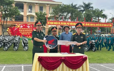 Đại diện lãnh đạo Tổng cục Hậu cần-Kỹ thuật, lãnh đạo Quân khu 2 và đại diện lãnh đạo Ủy ban nhân dân tỉnh Điện Biên, chứng kiến bàn giao xe mô-tô hai bánh cho Ban Chỉ huy. Quân sự xã tại Điện Biên.