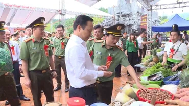 Đồng chí Trần Tiến Dũng, Phó Bí thư Tỉnh ủy Điện Biên cùng đại biểu tham quan các gian hàng của nông dân xã Mường Phăng.