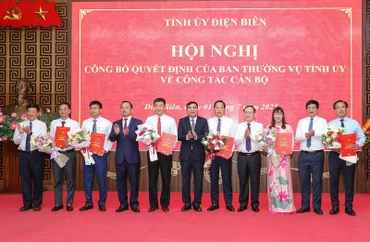 Các đồng chí lãnh đạo tỉnh Điện Biên trao quyết định, tặng hoa chúc mừng 6 đồng chí được tin tưởng điều động, giao trọng trách mới.
