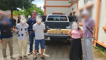 Các đối tượng cùng ma túy do Công an Điện Biên cùng các lực lượng phối hợp bắt giữ tại Lào. (Ảnh: Công an Điện Biên)