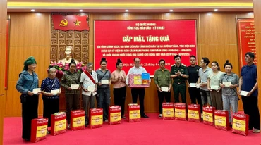 Trung tướng Đỗ Văn Thiện, Chính ủy Tổng cục Hậu cần-Kỹ thuật Bộ Quốc phòng trao quà tặng các gia đình chính sách ở xã Mường Phăng.
