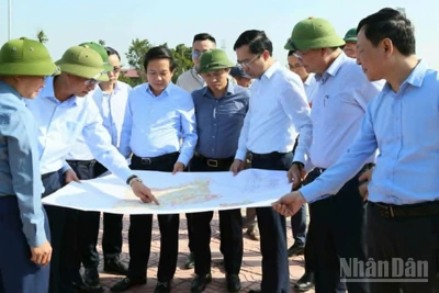 Đồng chí Phạm Quang Ngọc, Chủ tịch Ủy ban nhân dân tỉnh Hưng Yên (thứ 3 từ trái sang) khảo sát khu vực xây dựng nhà ở Phú Xuân (phường Tiền Phong, tỉnh Hưng Yên).