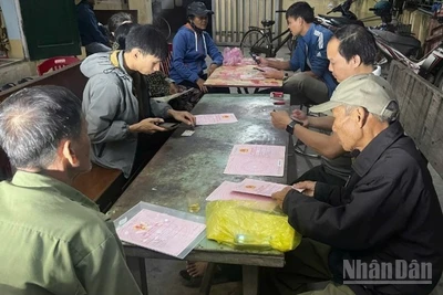 Việc thu thập dữ liệu đất đai tại tỉnh Hưng Yên được nhiều xã, phường thực hiện khẩn trương trong các buổi tối.