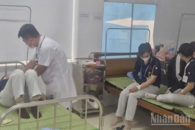 Bác sĩ Bệnh viện đa khoa Tiền Hải (tỉnh Hưng Yên) thăm khám, theo dõi 29 công nhân Công ty Toyoda nhập viện sau bữa cơm trưa ngày 7/8/2025.