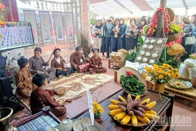 Các đại biểu tham quan 8 gian trưng bày và trình diễn các loại hình nghệ thuật truyền thống.