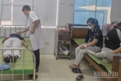 Bác sĩ Bệnh viện đa khoa Tiền Hải (tỉnh Hưng Yên) thăm khám cho công nhân Công ty Toyoda (Nhật Bản).