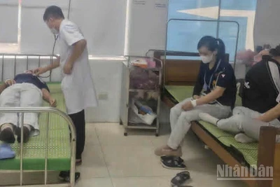 Bác sĩ Bệnh viện đa khoa Tiền Hải (tỉnh Hưng Yên) thăm khám cho nữ công nhân Công ty Toyoda (Nhật Bản) sau khi dùng bữa trưa tại nhà máy, ngày 7/8/2025.