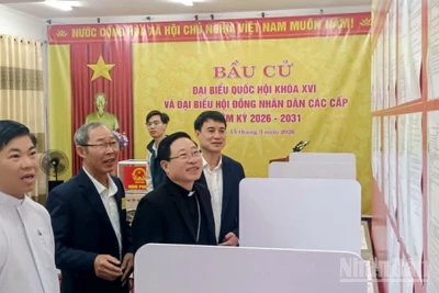 Giám mục Đặng Văn Cầu (thứ 3 từ trái sang) cùng chính quyền địa phương xem tiểu sử tóm tắt người ứng cử đại biểu Quốc hội; đại biểu Hội đồng nhân dân tỉnh Hưng Yên và đại biểu Hội đồng nhân dân phường Thái Bình.