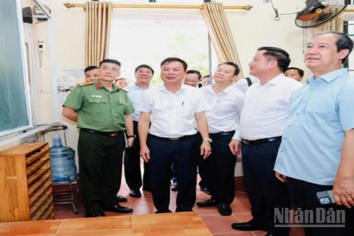 Bộ trưởng Giáo dục và Đào tạo Nguyễn Kim Sơn kiểm tra cơ sở vật chất phục vụ thi tại trường Trung học phổ thông Nguyễn Đức Cảnh (thành phố Thái Bình).