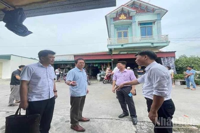 Hai Tổ công tác của Chi cục An toàn vệ sinh thực phẩm tỉnh Hưng Yên xuống xã Quỳnh An xác minh, làm rõ sự việc 2 người tử vong liên quan đến ăn phở lòng.