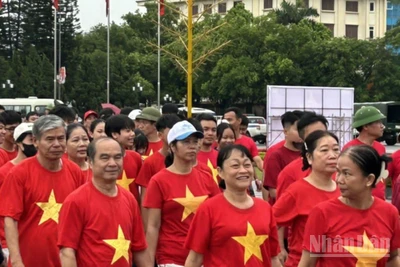 Hoạt động đi bộ được tổ chức quy mô cấp tỉnh tại Quảng trường Nguyễn Văn Linh (phường Phố Hiến, tỉnh Hưng Yên).