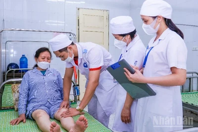 Sinh viên học thực hành tại Bệnh viện Đại học Y Thái Bình.