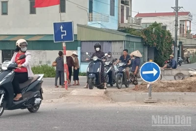 Người dân đi lại khó khăn qua thôn Phú; Lễ Thượng (xã Tân Thuận, tỉnh Hưng Yên) do đường vành đai phía nam cắt ngang đường nội xã, trong thiết kế không bố trí nút giao có đèn tín hiệu.