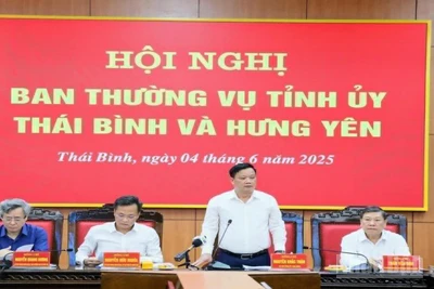 Đồng chí Nguyễn Khắc Thận, Bí thư Tỉnh ủy Thái Bình, phát biểu khai mạc buổi làm việc giữa Ban Thường vụ Tỉnh ủy Hưng Yên và Thái Bình.