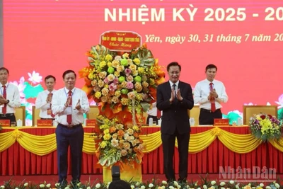 Đồng chí Nguyễn Hữu Nghĩa, Bí thư Tỉnh ủy Hưng Yên tặng hoa chúc mừng Đại hội.