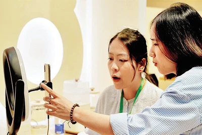 Thương mại điện tử nở rộ góp phần vào sức tăng trưởng mạnh mẽ của nền kinh tế số. (Trong ảnh: Một buổi livestream giới thiệu sản phẩm và bán hàng). Ảnh: NAM ANH