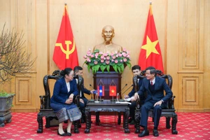 Đồng chí Đoàn Minh Huấn, Ủy viên Bộ Chính trị, Giám đốc Học viện Chính trị quốc gia Hồ Chí Minh tiếp đồng chí Khamphao Ernthavanh, Đại sứ đặc mệnh toàn quyền nước Cộng hòa Dân chủ Nhân dân Lào tại Việt Nam. (Ảnh: THẾ ĐẠI)